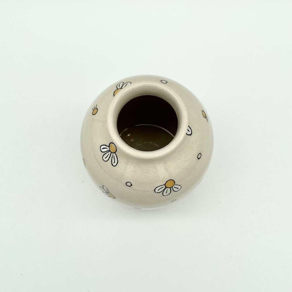Lucy-Ormsby-Pottery-cream-daisy-bud-vase