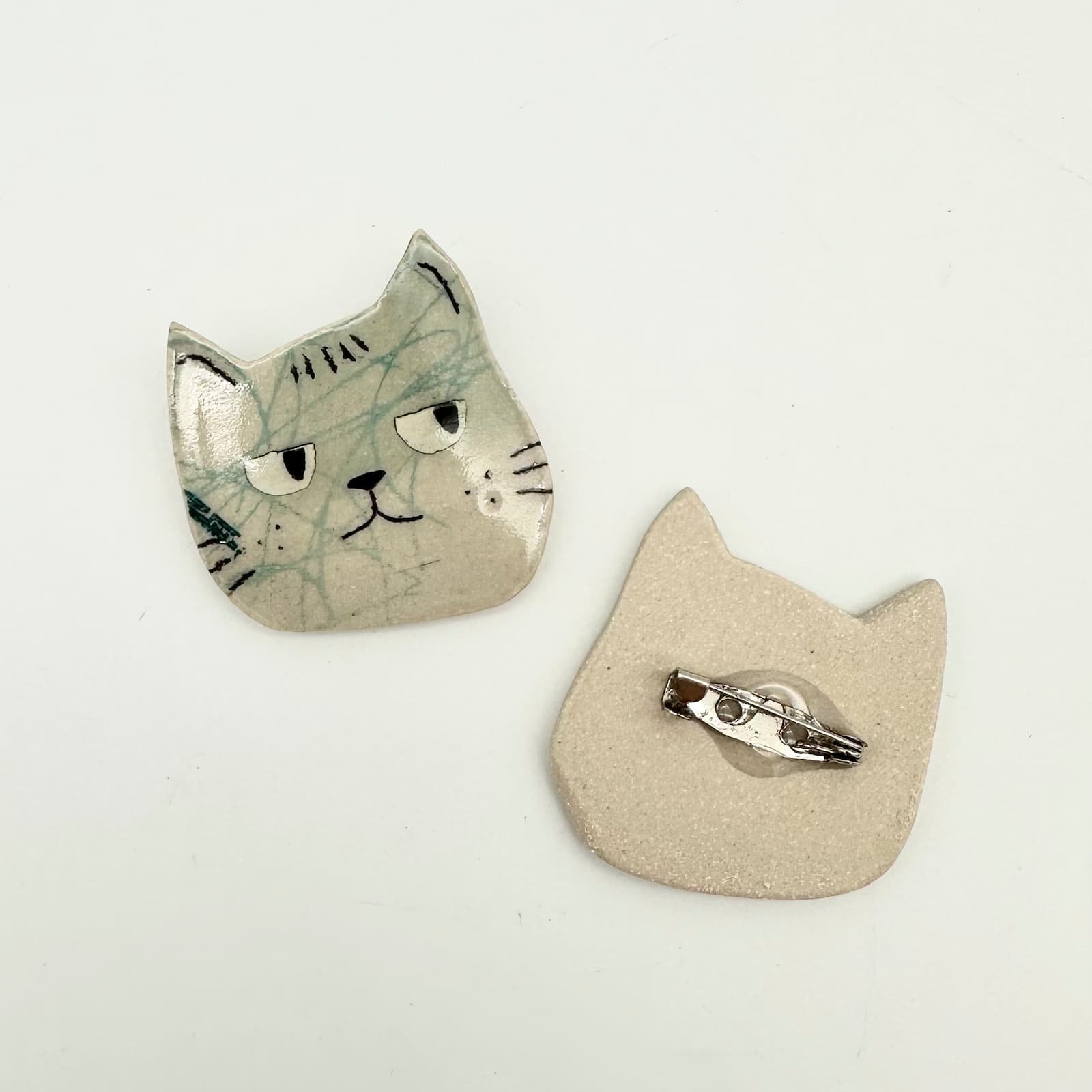 Blue cat brooch - front and back