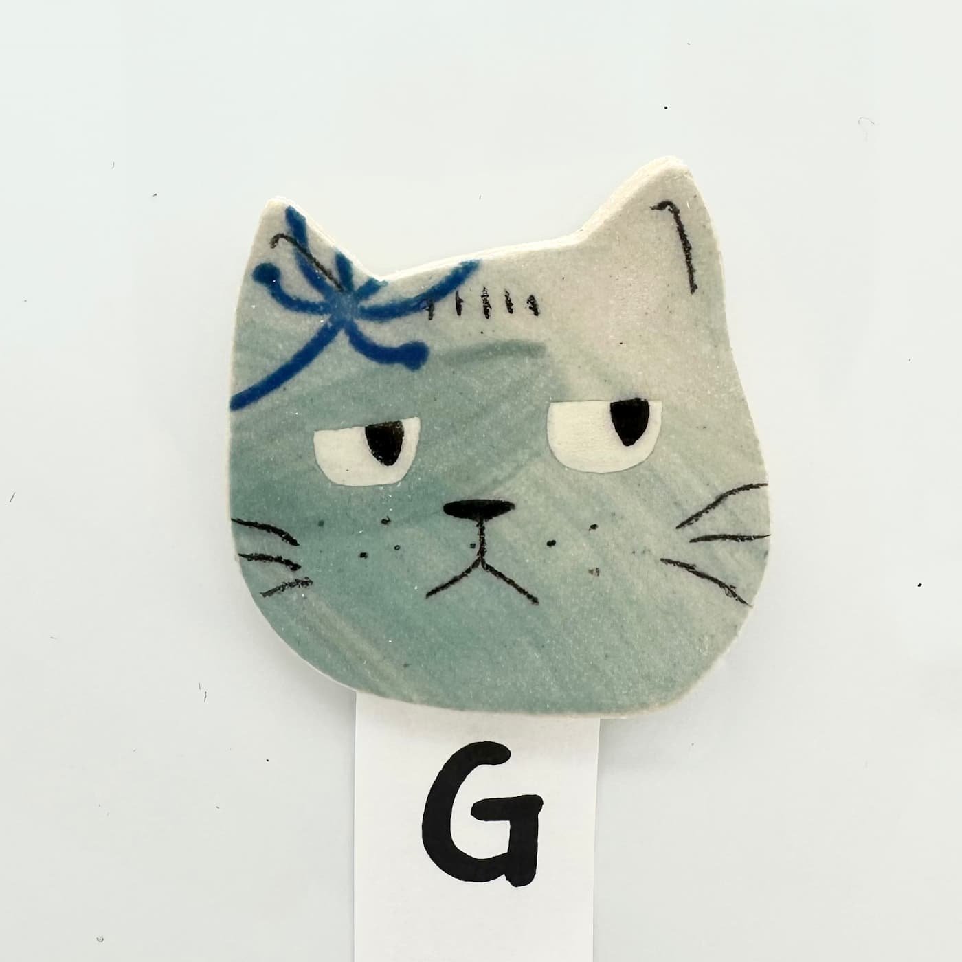 Blue cat magnet G
